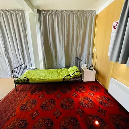 Greenpark Tiny House, Garden Terrace & Parking Campsite