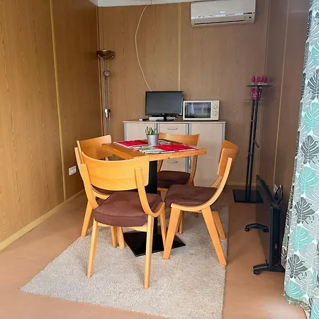 Greenpark Tiny House, Garden Terrace & Parking Camping *