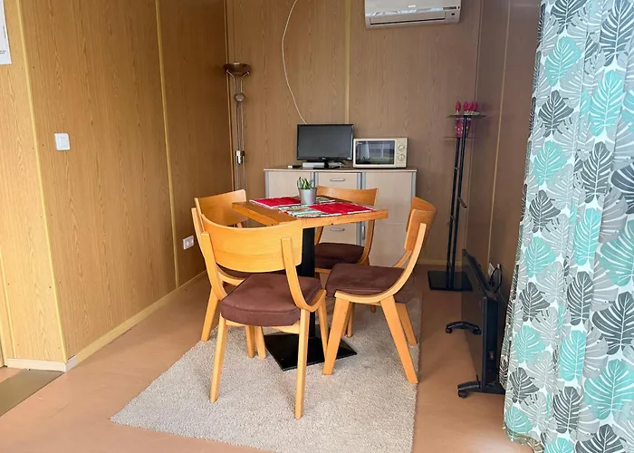 Greenpark Tiny House, Garden Terrace & Parking 营地 *